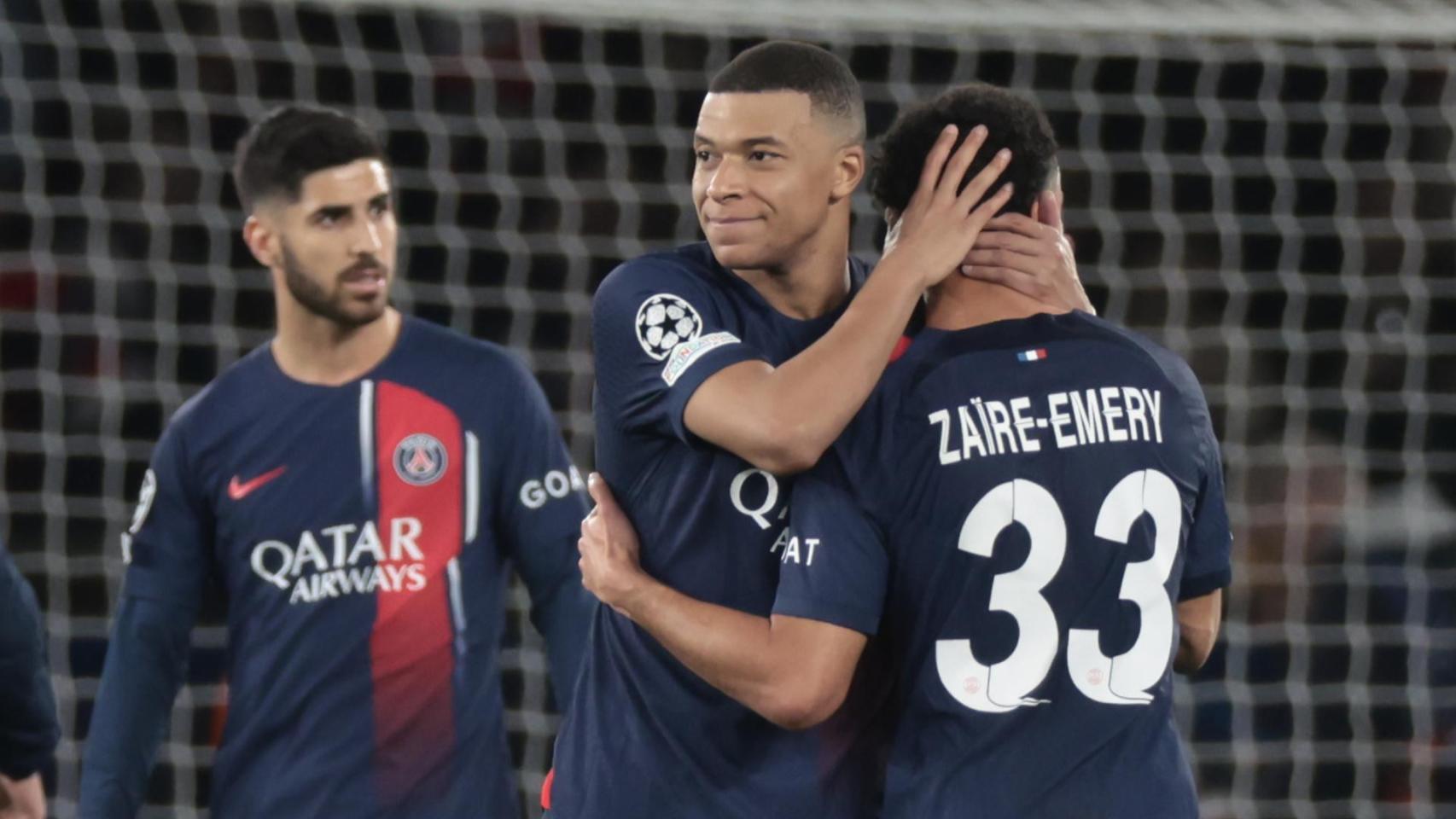 Kylian Mbappé y Zaïre Emery se felicitan tras el partido contra el Real Sociedad