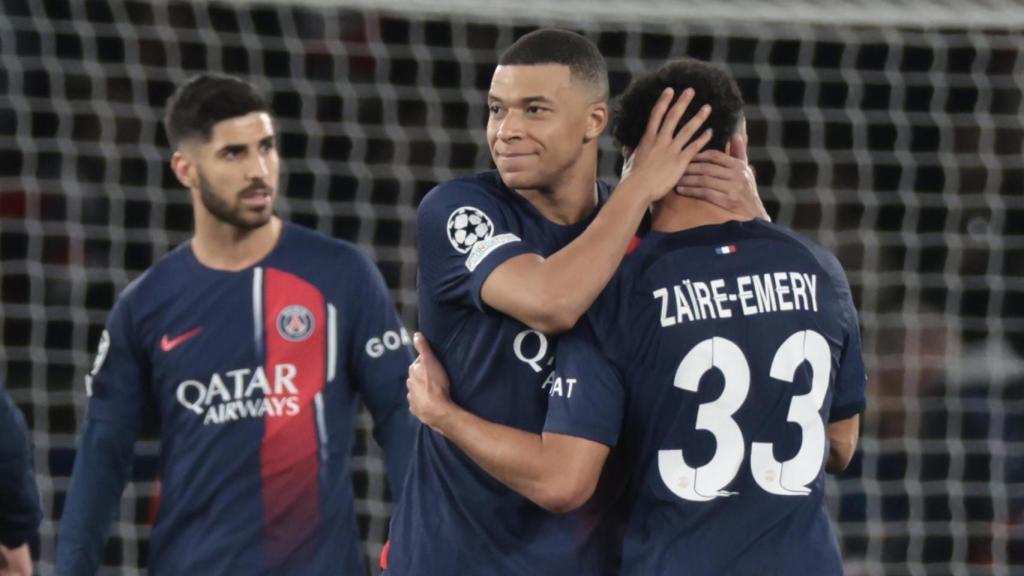 Kylian Mbappé y Zaïre Emery se felicitan tras el partido contra el Real Sociedad