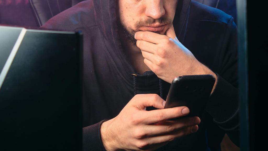 Simulación de un ciberdelincuente o 'hacker'