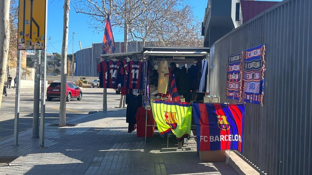 Quiosco del Camp Nou, donde se venden las réplicas de la equipación