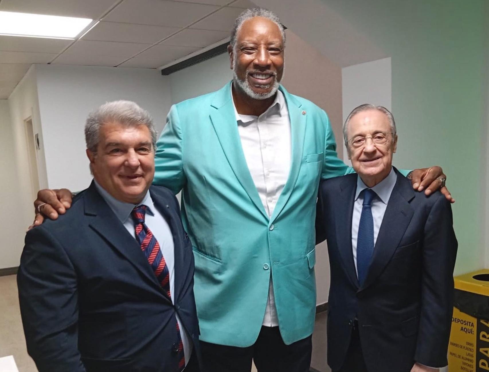 La leyenda del Barça Audie Norrie posa con Joan Laporta y Florentino Pérez