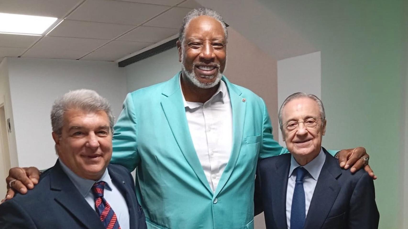 La leyenda del Barça Audie Norrie posa con Joan Laporta y Florentino Pérez