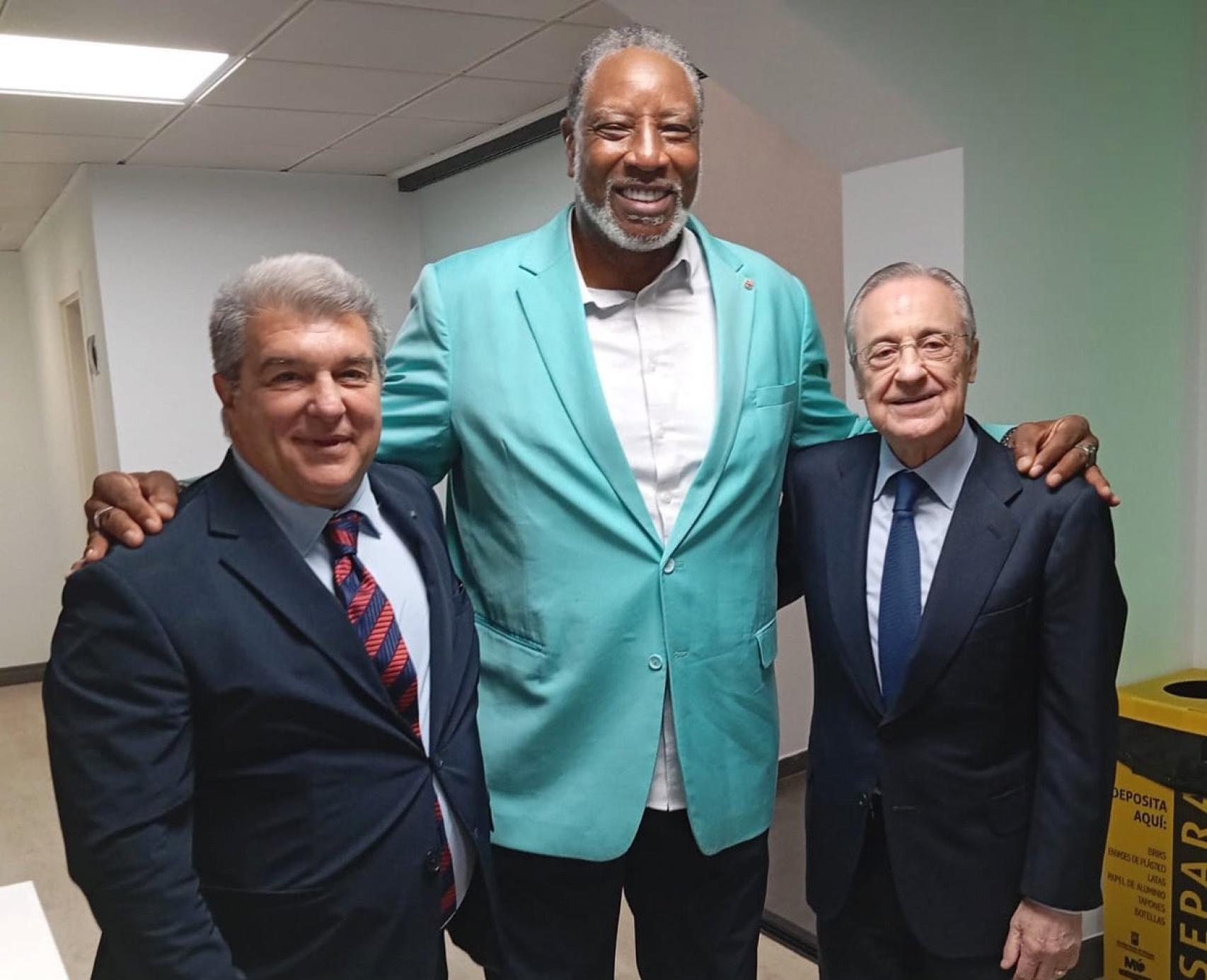 La leyenda del Barça Audie Norrie posa con Joan Laporta y Florentino Pérez