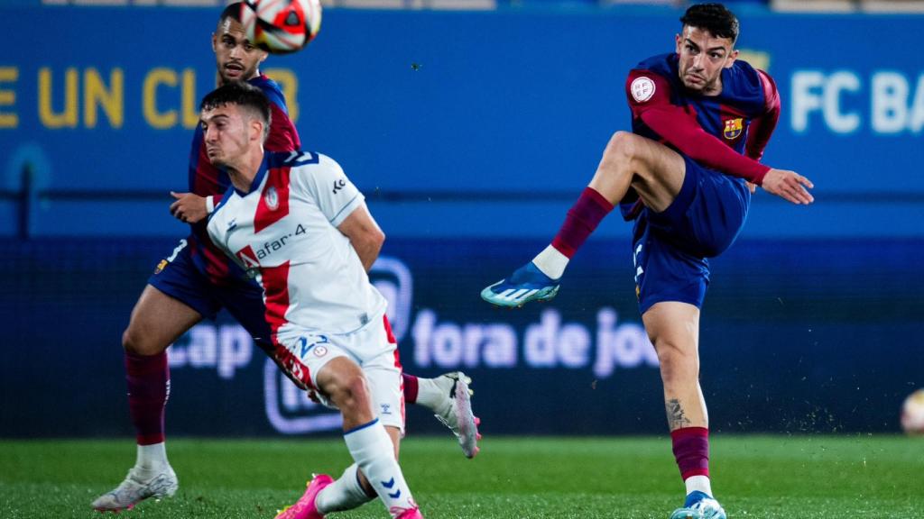 Naím García prueba un lanzamiento contra el Rayo Majadahonda
