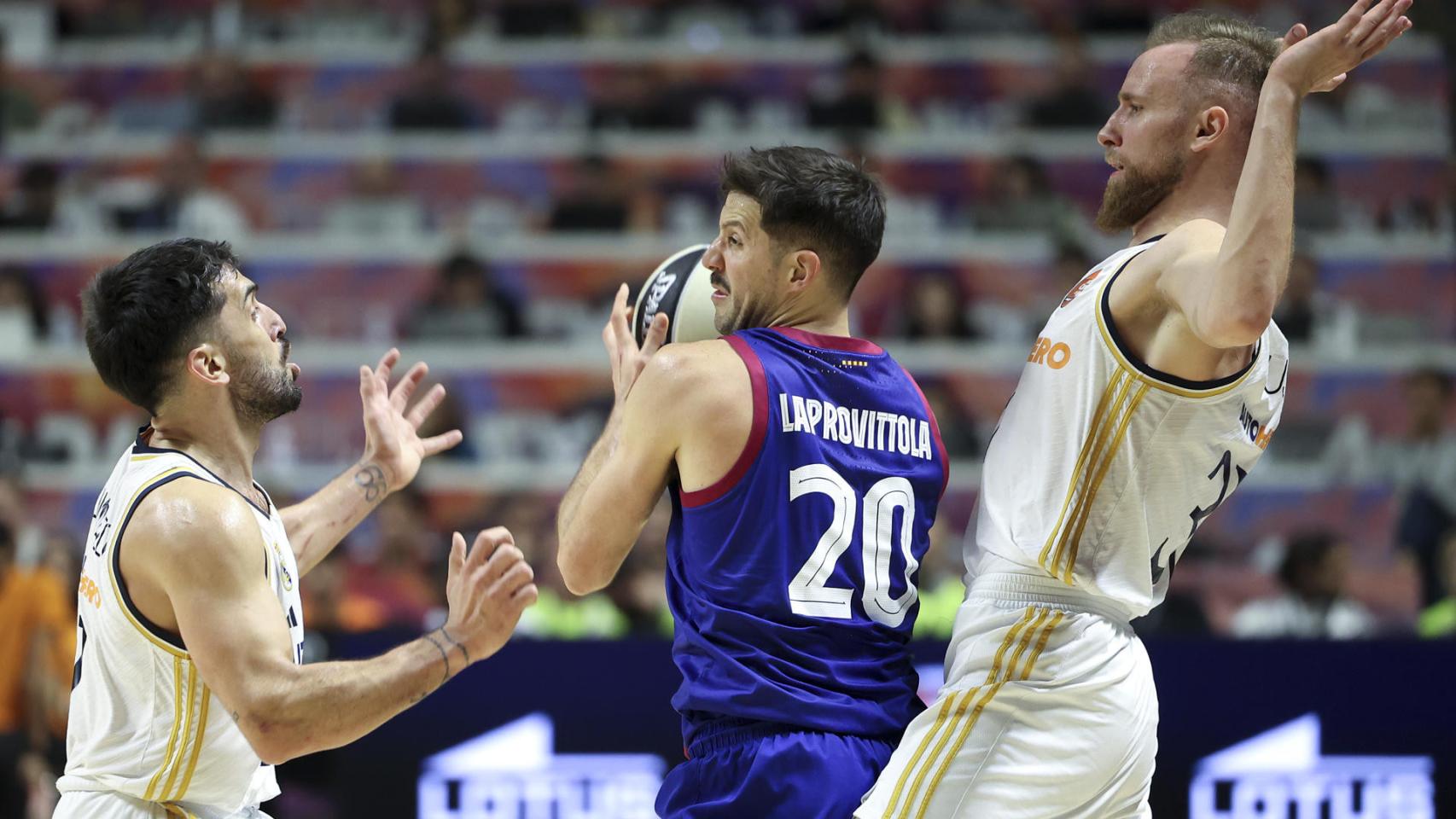 Nico Laprovittola pugna con Facu Campazzo y Dzanan Musa en la final de Copa