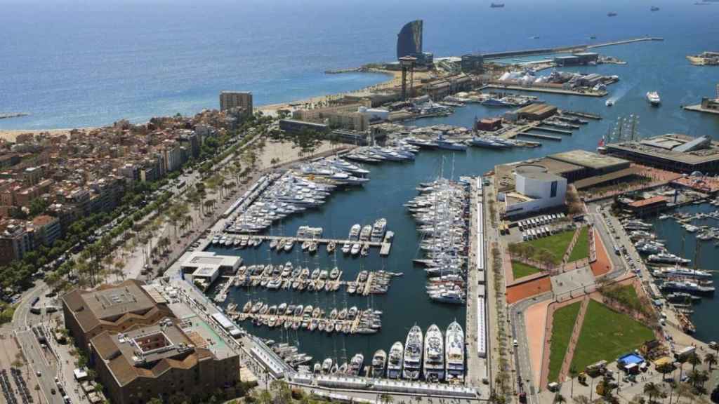 Vista aérea de Marina Port Vell, con el America's Cup Experience abajo a la derecha