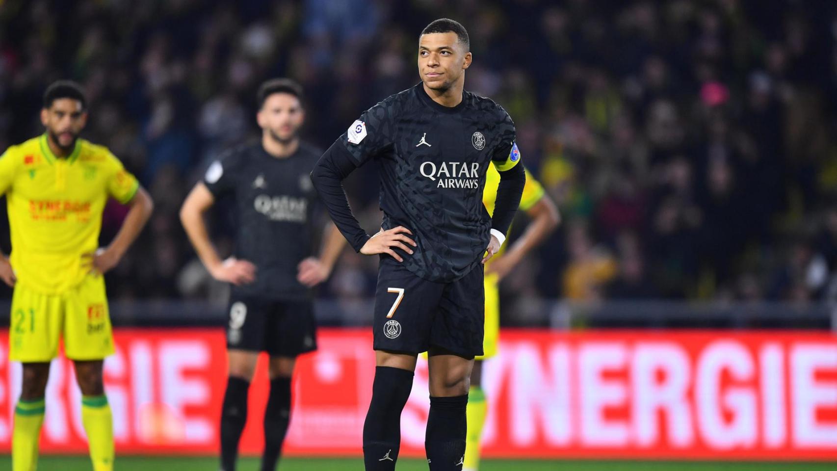 Kylian Mbappé se prepara para lanzar un penalti contra el Nantes