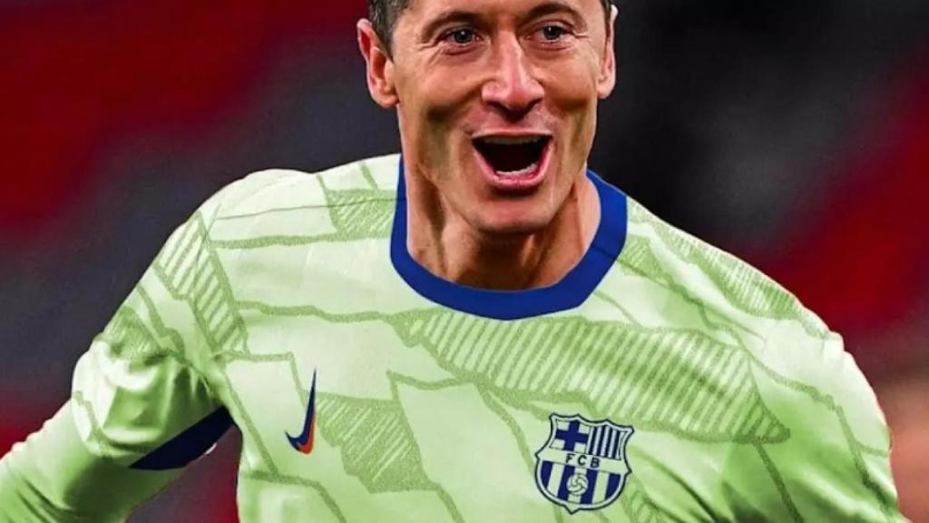Lewandowski con la segunda equipación de la temporada 2024-2025