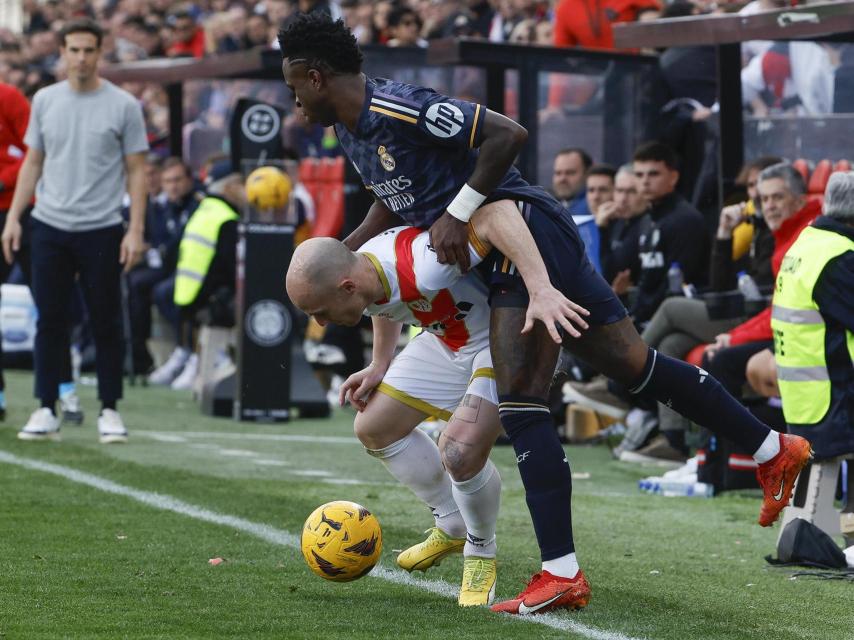 Vinicius e Isi luchan por el balón