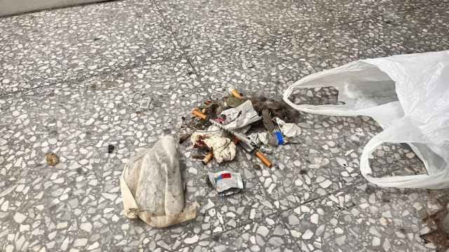 Restos de suciedad y jeringuillas del interior del edificio donde murió un hombre en La Mina