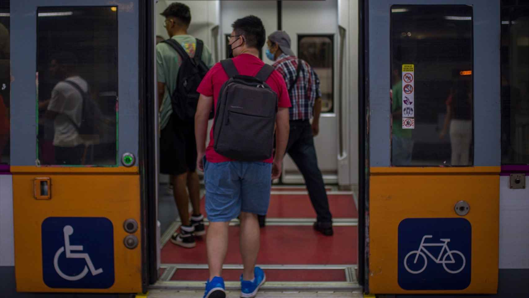 Viajeros entran a un tren en uno de los andenes de la estación de Sants