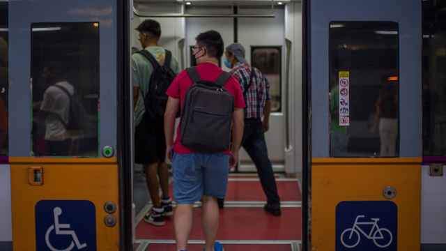 Viajeros entran a un tren en uno de los andenes de la estación de Sants