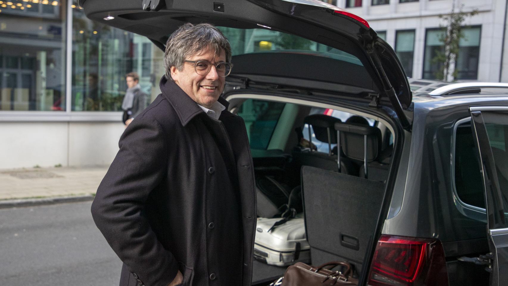 El prófugo Carles Puigdemont, ante el maletero de un coche en Bruselas (Bélgica)