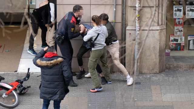 Una persecución policial en pleno centro de Barcelona acaba con un detenido