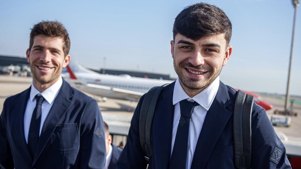 Pedri y Sergi Roberto, trajeados de camino a Nápoles para los octavos de Champions League