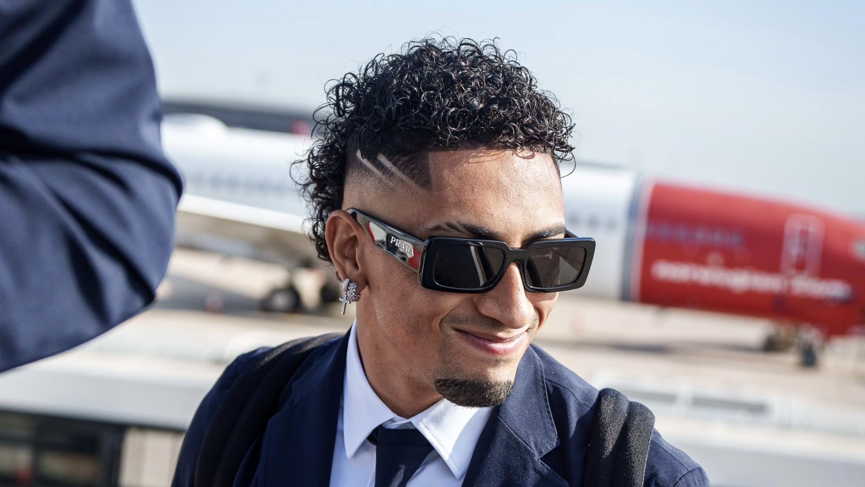 Raphinha, sonriente de camino a Nápoles para los octavos de Champions League