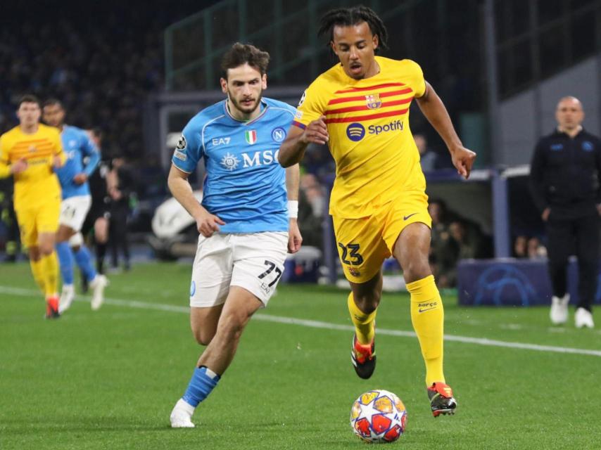 Koundé conduce el balón ante la oposición de Kvaratskhelia