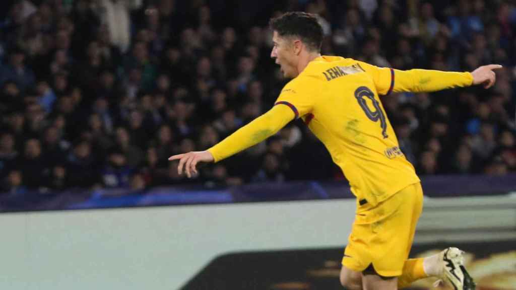 Lewandowski celebra su gol en Nápoles