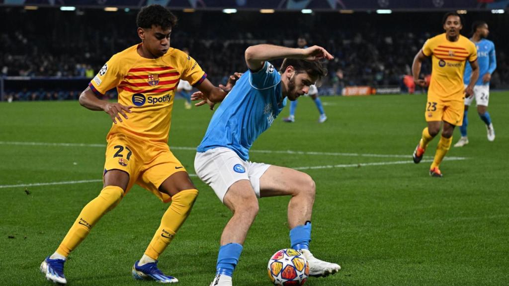 Lamine Yamal presiona a Khvicha Kvaratskhelia en el Nápoles-Barça