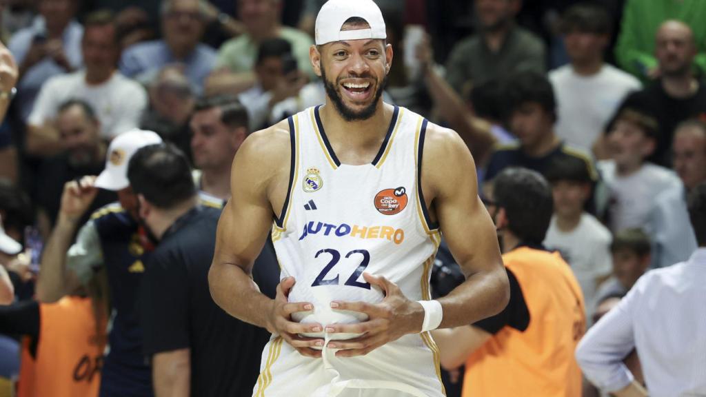 Edy Tavares celebra el título de Copa del Rey del Real Madrid de basket