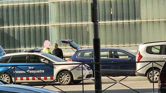 Los Mossos d'Esquadra pescan al conductor de un Uber sin licencia urbana