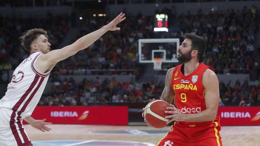 Ricky Rubio controla una posesión de la selección española contra Letonia