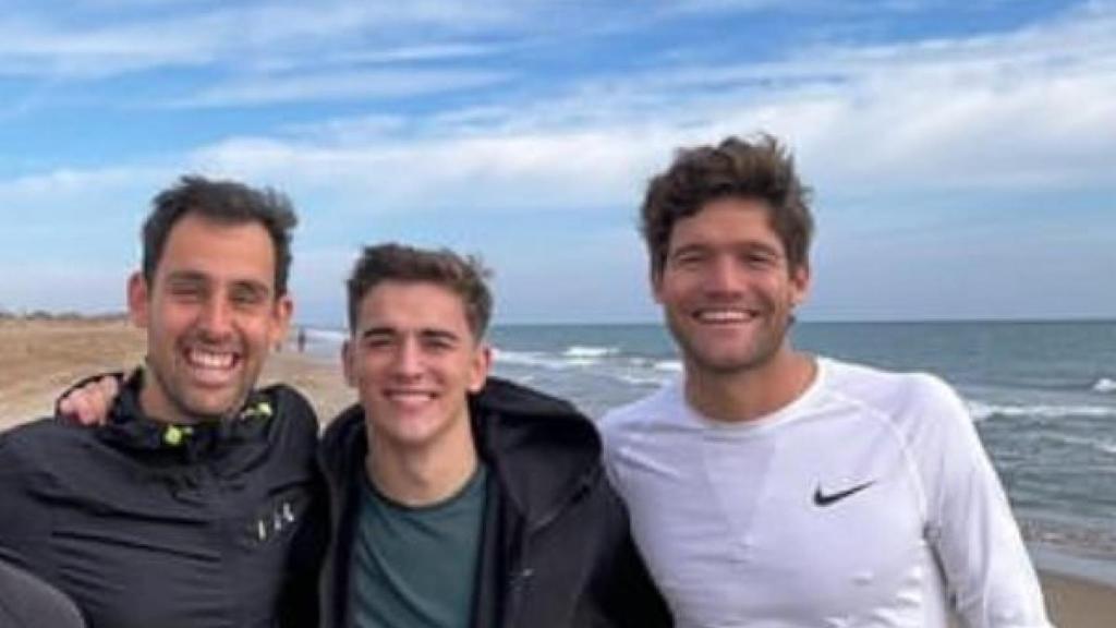 Gavi, junto a Marcos Alonso, después de entrenar en la playa