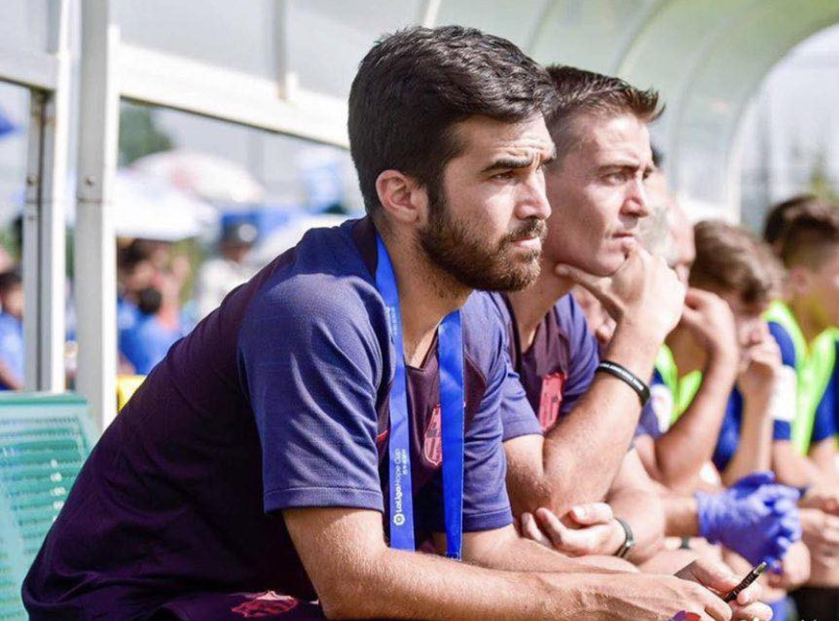 Pere Romeu, sentado en el banquillo en una imagen de redes sociales