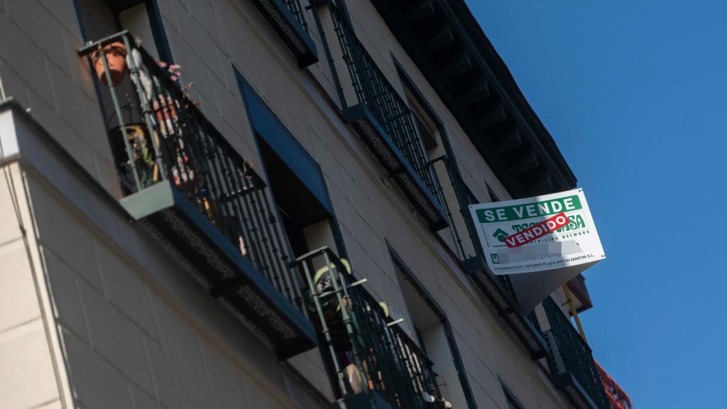 Una vivenda amb el cartell de ‘venut’ a Barcelona