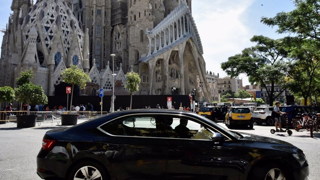Un vehicle VTC a l’entorn de la Sagrada Família de Barcelona