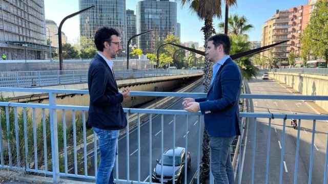 Juan Milián, concejal del PP, junto a Xavi Cañigueral, consejero popular en Les Corts, en la ronda del Mig