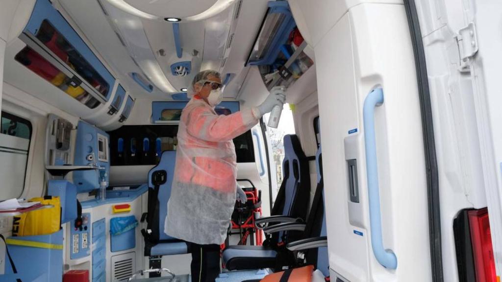 Trabajos de limpieza en una ambulancia
