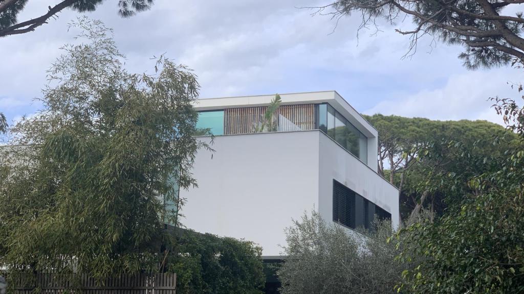 Una vista exterior de la mansión donde vive Robert Lewandowski