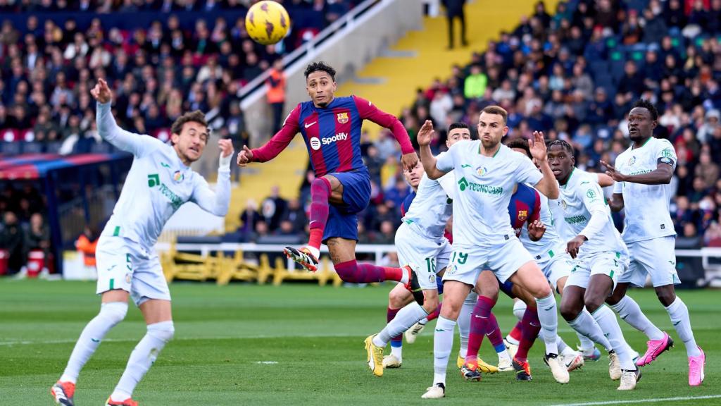 Raphinha intenta rematar un centro dentro del área del Getafe