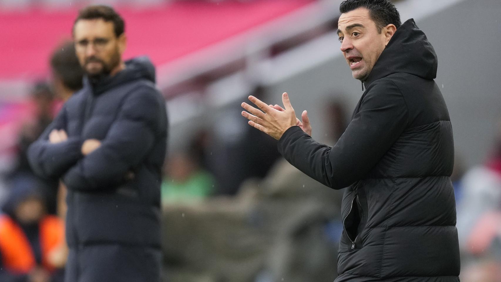 Xavi alienta a sus jugadores durante el partido contra el Getafe