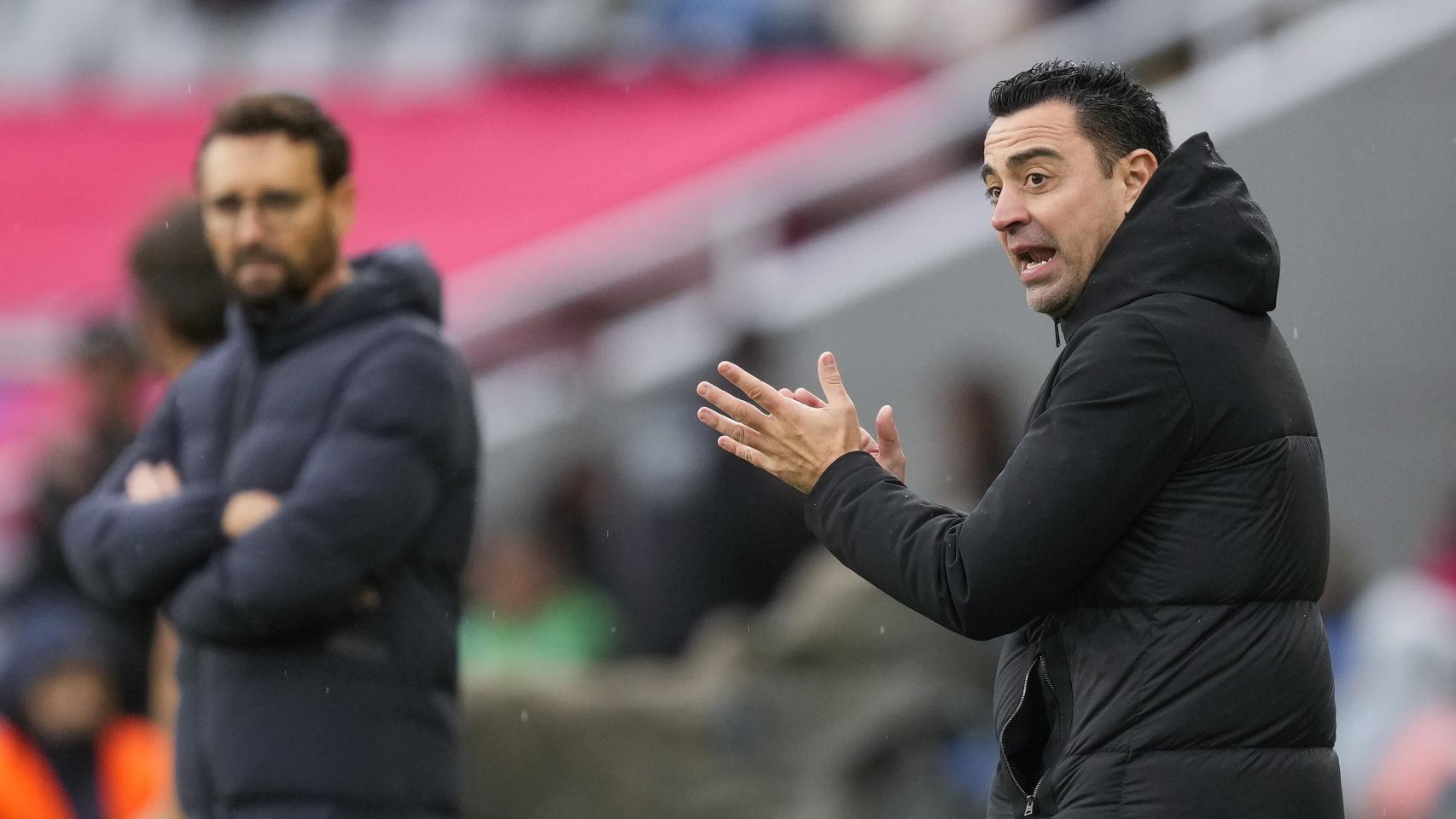 Xavi alienta a sus jugadores durante el partido contra el Getafe