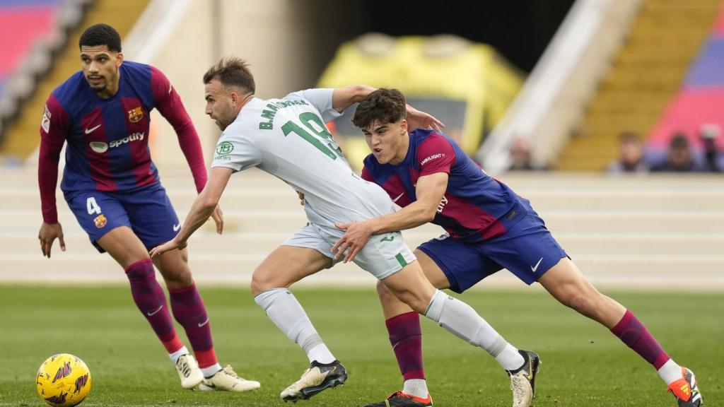 Pau Cubarsí en una acción defensiva en el partido contra el Getafe