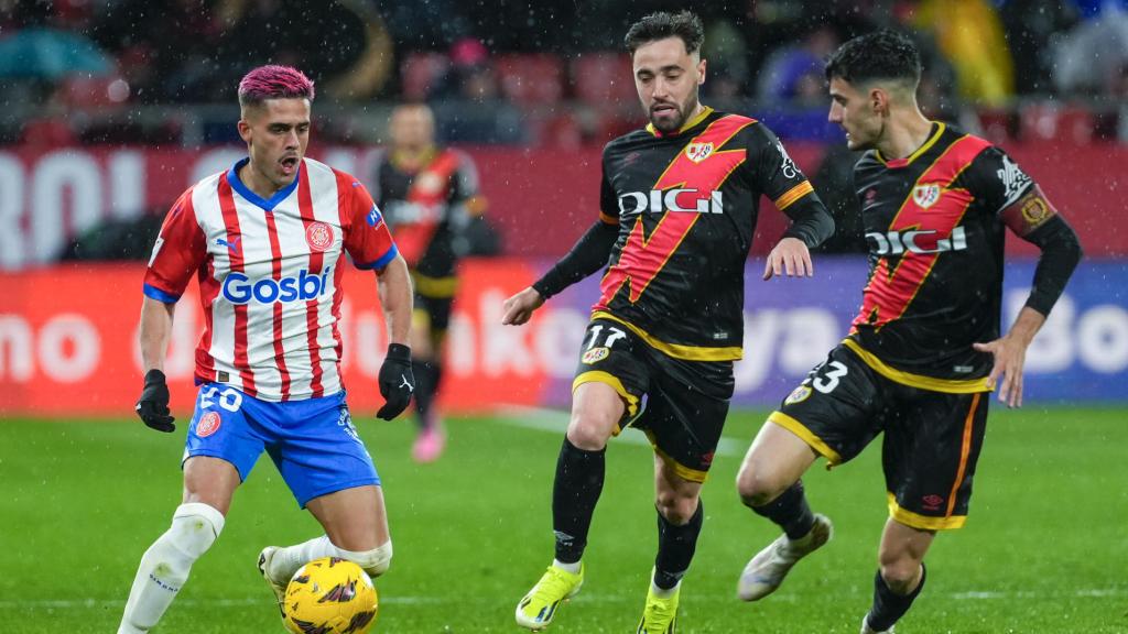 Yan Couto encara a Óscar Valentín y Unai López