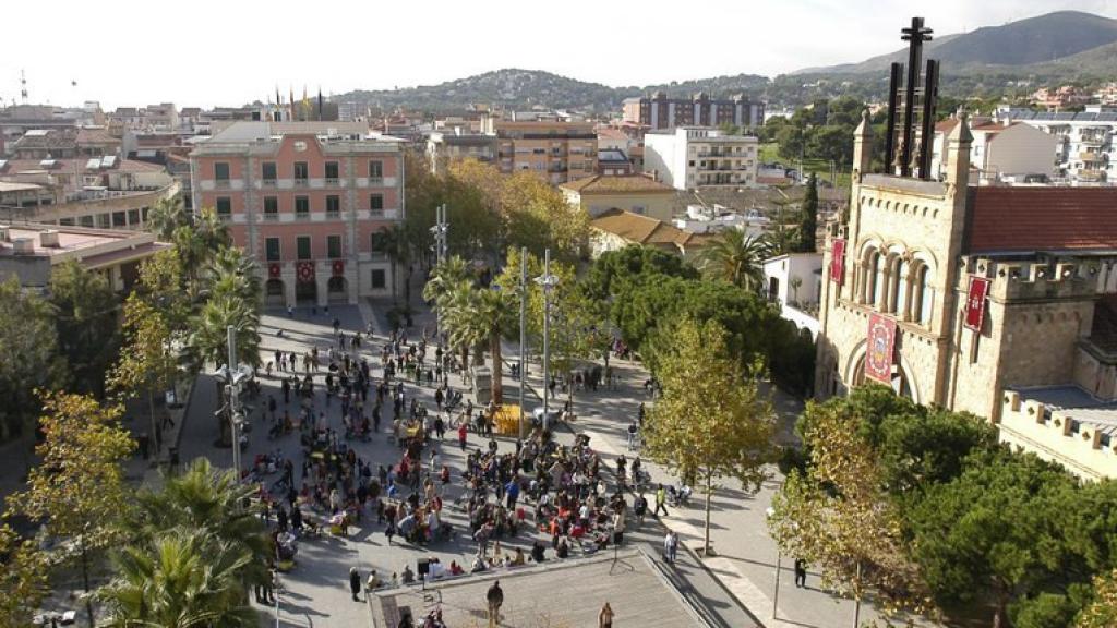Vista aérea de la plaza de la Iglesia de Castelldefels