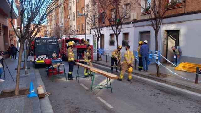 Los bomberos apuntalan el edificio contiguo al que colapsó en el Raval de Badalona