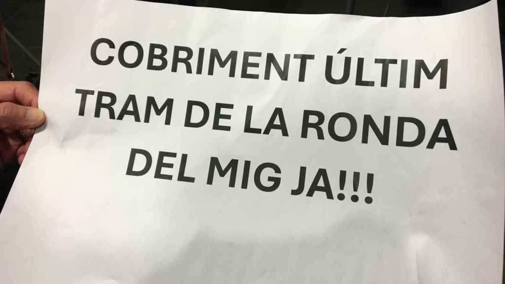 Uno de los carteles de protesta exhibido por los vecinos durante un pleno de distrito