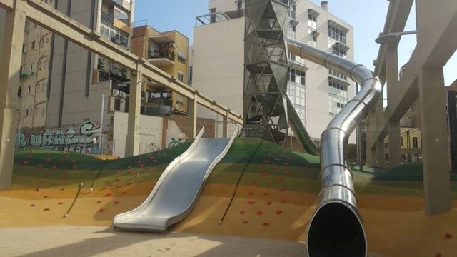 Tobogán del parque de Cant Batlló