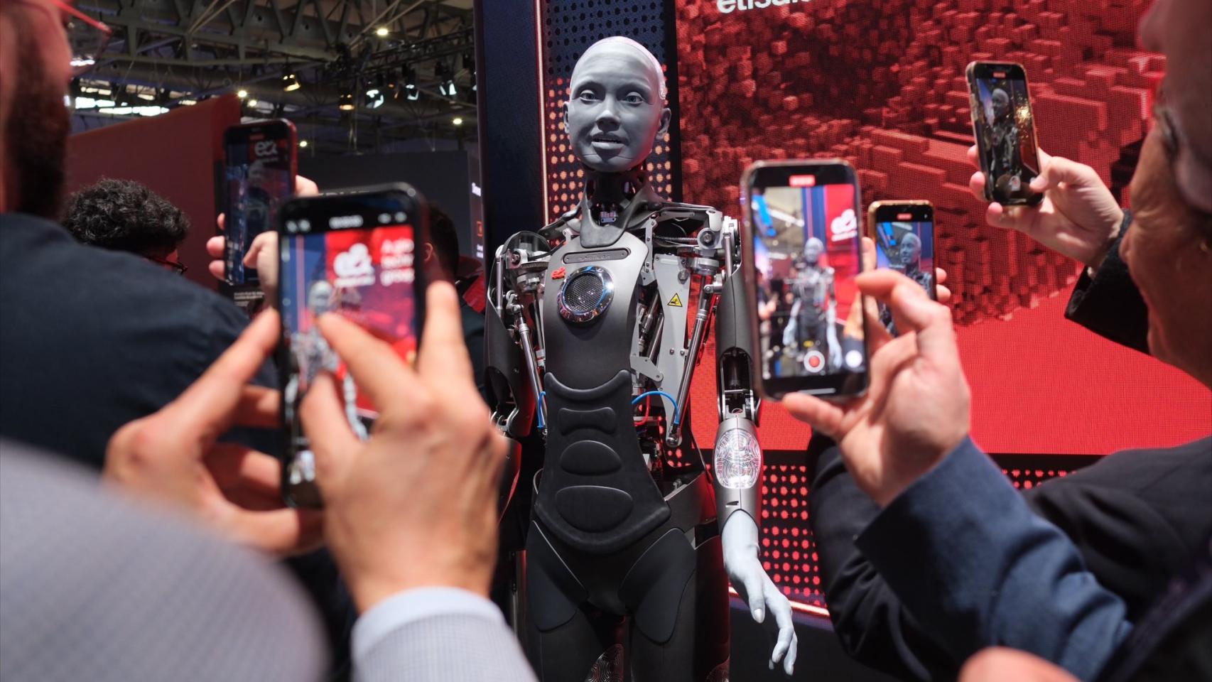 Un robot en un estand del Mobile 2024