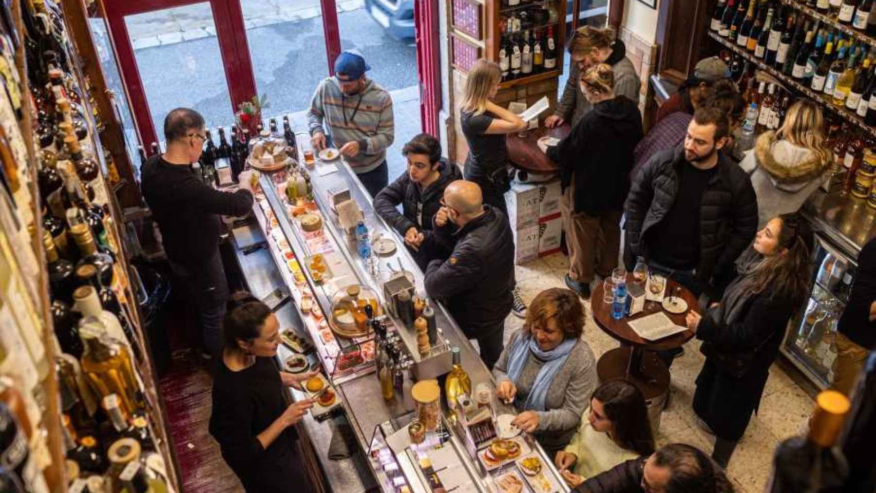 Interior de la bodega Quimet & Quimet, en Sants-Montjuïc