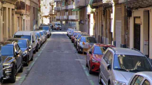 Vehículos estacionados en la calle de Elkano