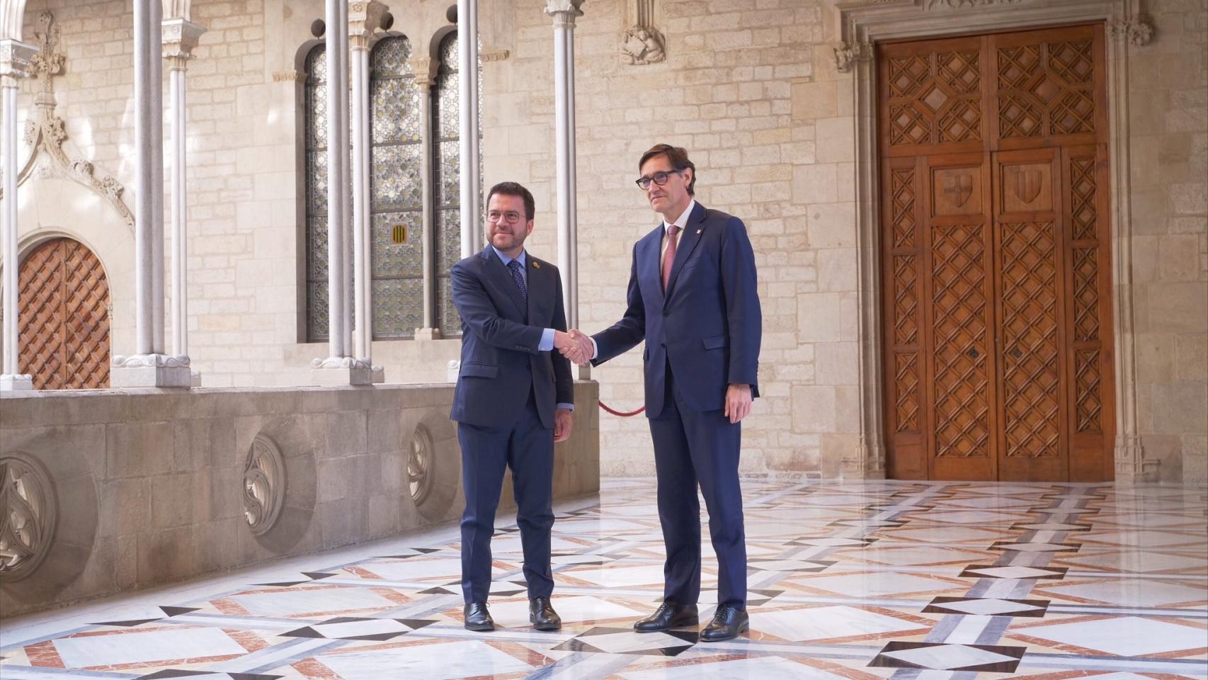 El presidente de la Generalitat, Pere Aragonès (i), y el líder del PSC y jefe de la oposición, Salvador Illa (d)