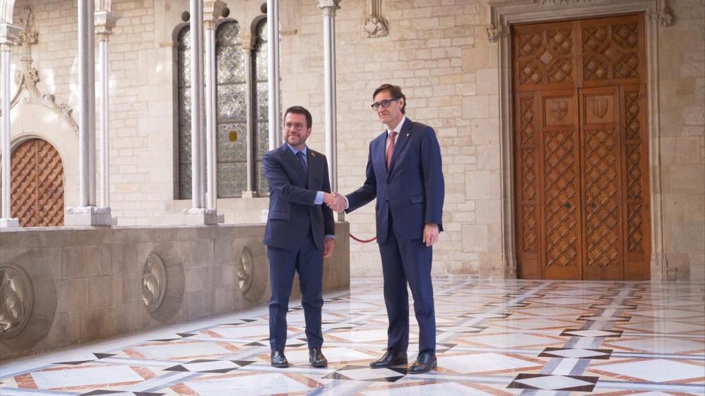 El presidente de la Generalitat, Pere Aragonès (i), y el líder del PSC y jefe de la oposición, Salvador Illa (d)