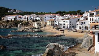 Así es el pueblo costero de Girona que enamora a National Geographic: naturaleza exhuberante y pescadores