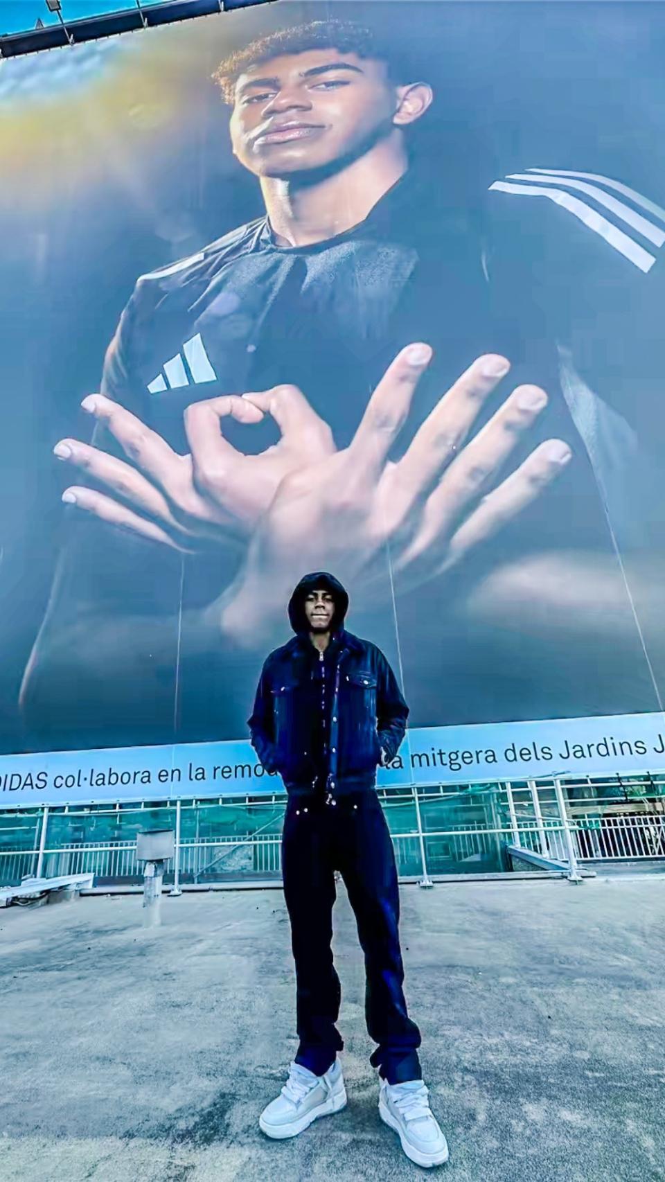 Lamine Yamal con la pancarta de Adidas en la Diagonal de Barcelona