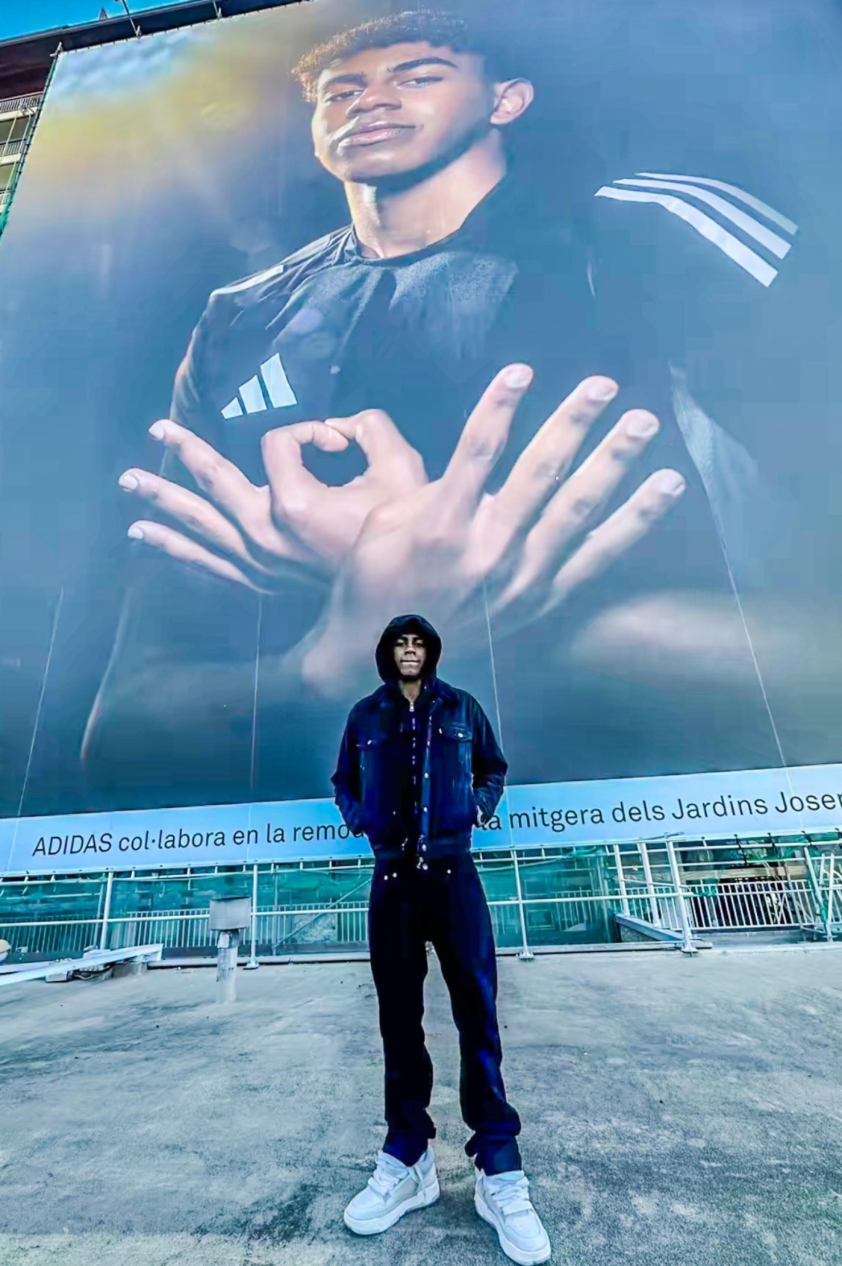 Lamine Yamal con la pancarta de Adidas en la Diagonal de Barcelona